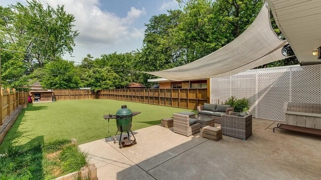 Foto del edificio - 8934 Ewing Ave