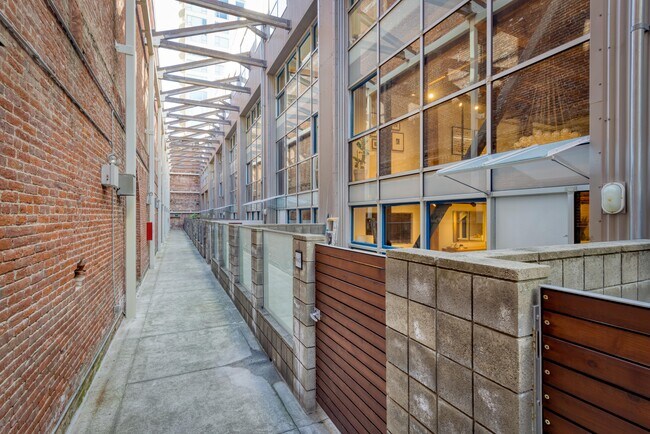 Building Photo - 650 Delancey St