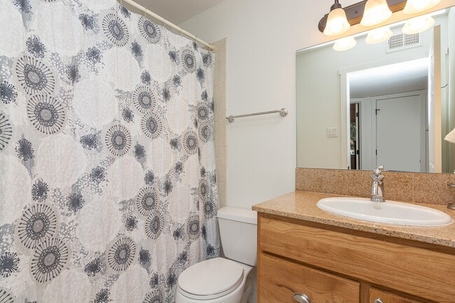 Building Photo - Fully Furnished One Bedroom Condo Availabl...