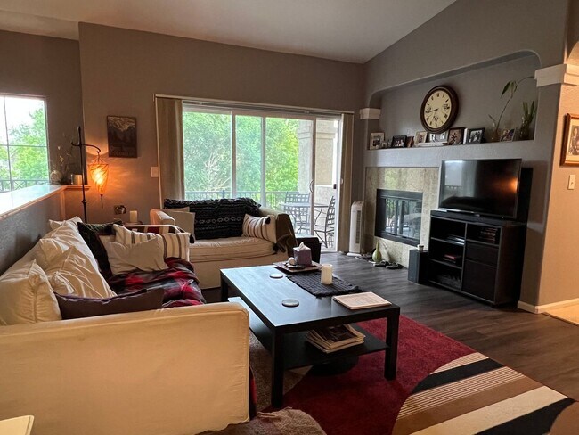 Building Photo - Beautiful 3 Bed/2 Bath Top Floor Condo in ...