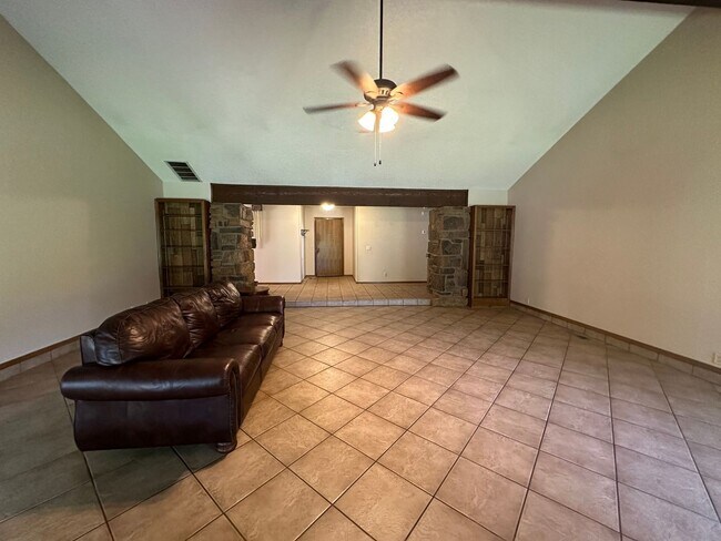 Building Photo - Large single story 4 bedroom