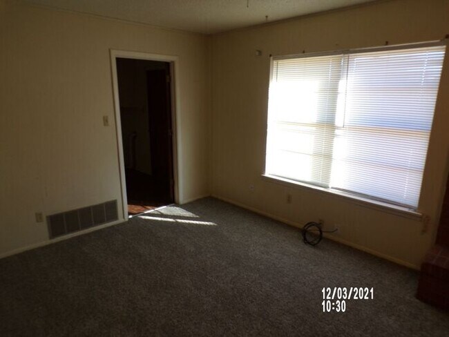 Building Photo - 3 Bedroom Home