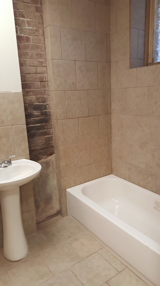 Baño - 231-233 W Coulter St