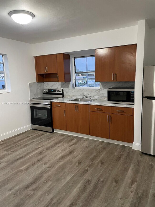 Foto del edificio - 633 NW 23rd Ct