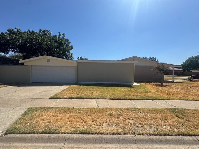 Building Photo - 302 Huisache Dr