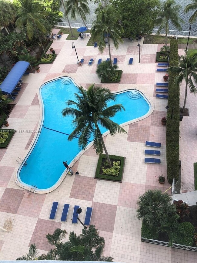 Foto del edificio - 19390 Collins Ave
