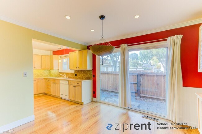 Building Photo - 3 br, 1.5 bath Townhome - 3732 Thistle Way...