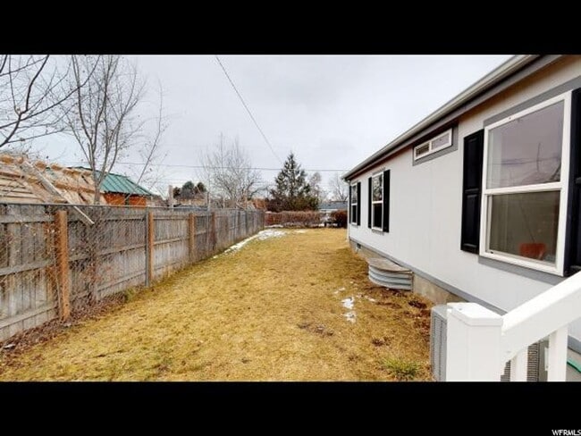 Building Photo - Beautiful Home Close to Everything