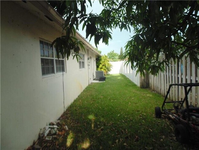 Foto del edificio - 1981 SW 56th Ave