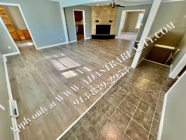 Building Photo - Great 3 Bed 2.5 Bath Raised Ranch in Shawn...
