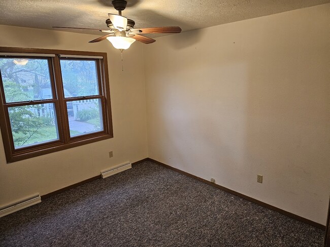 Building Photo - 533 Lakeshore Ct