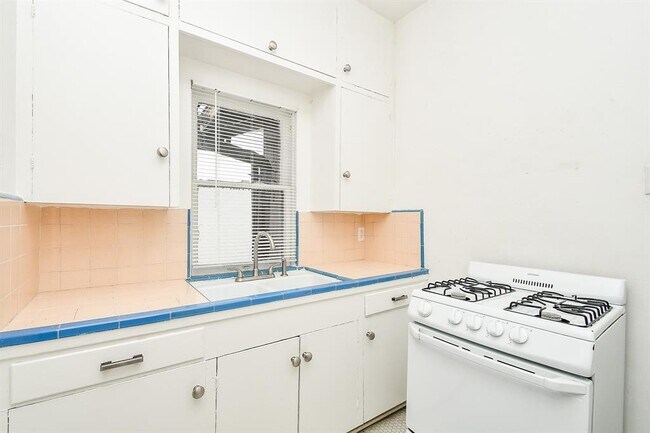 Building Photo - 4414 Mt Vernon St