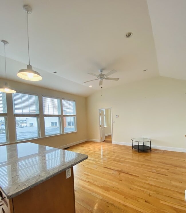 Building Photo - 554 Pleasant St