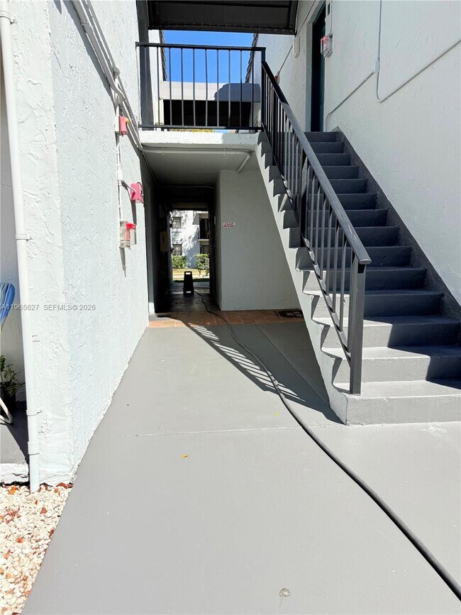 Foto del edificio - 7140 NW 179th St