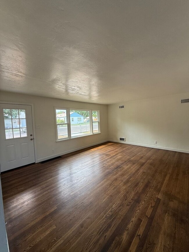 Building Photo - Charming 2-Bedroom Single-Family Home