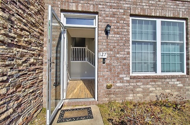 Building Photo - 127 Davila St