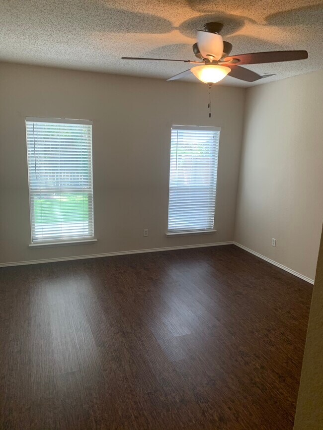 Building Photo - 1908 Bentwood Ct