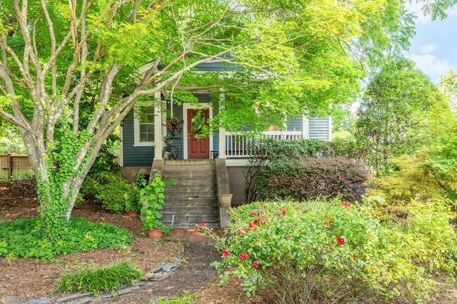 Foto del edificio - Downtown Raleigh Bungalow: Available September 11th