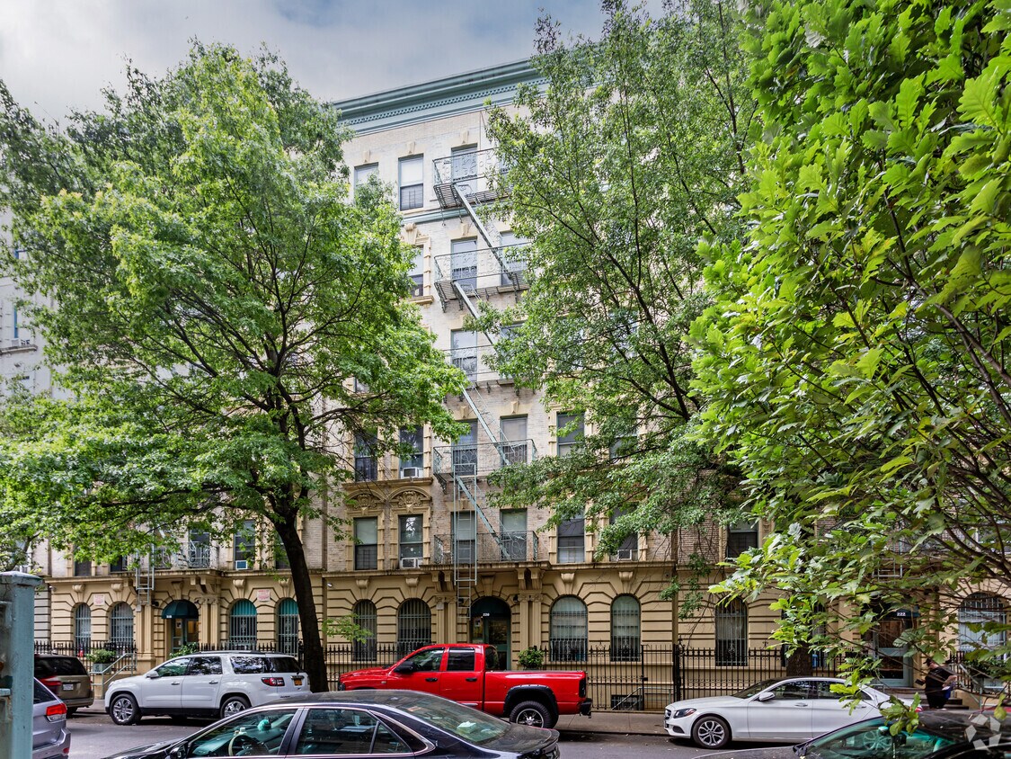 Building Photo - 220 W 140th St