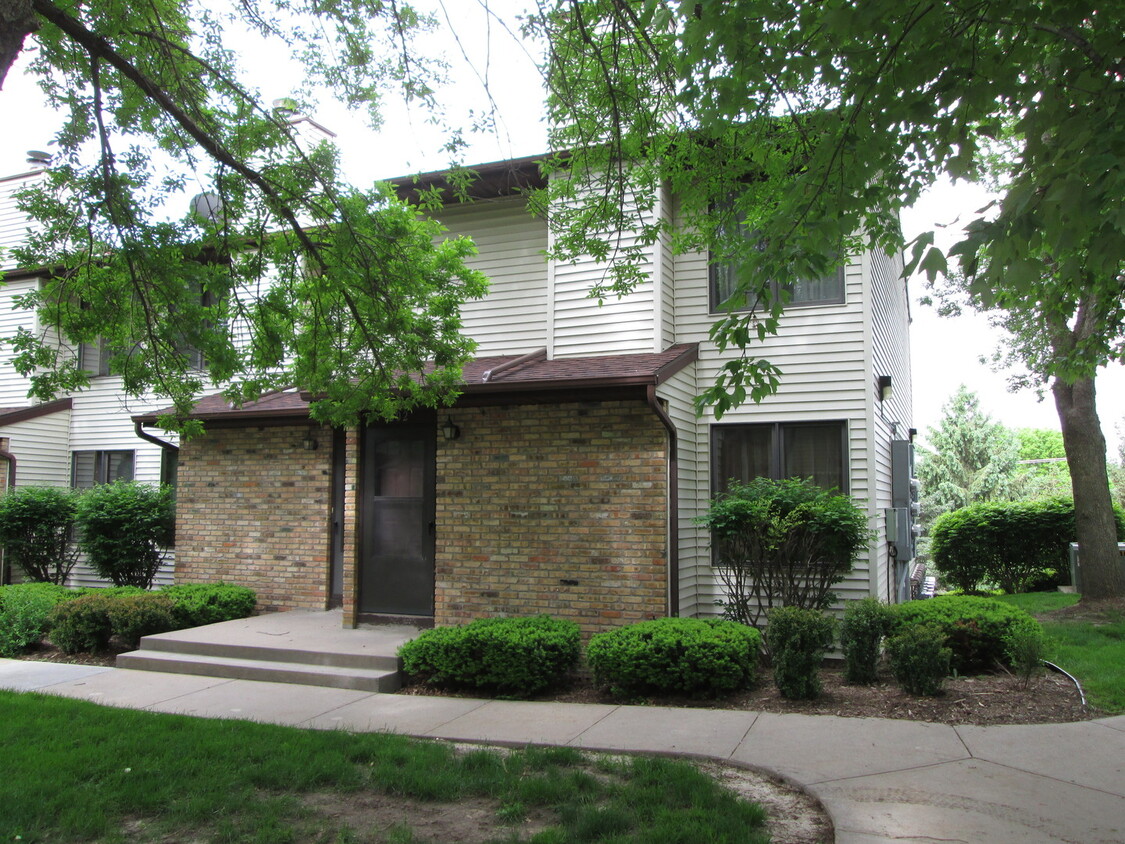 Foto principal - 2-bedroom, 1.5-bath, tri-level condo on Io...