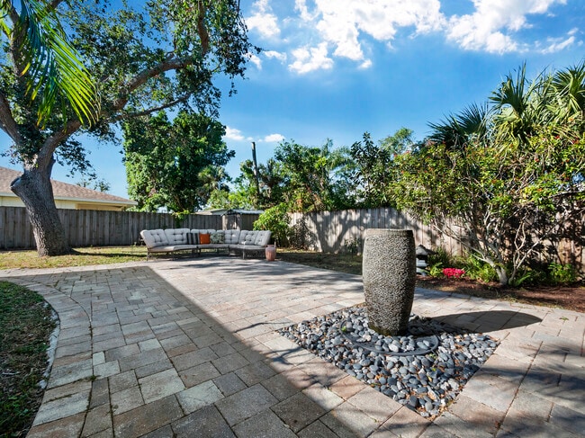 Building Photo - 633 Chevy Chase Dr