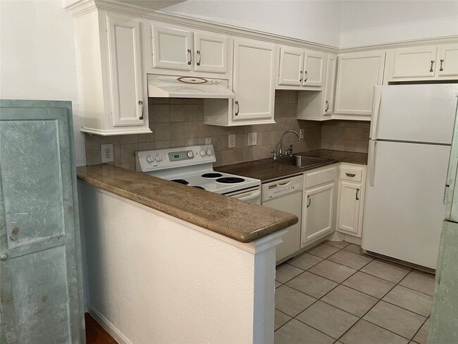 Building Photo - 2100 Tanglewilde St