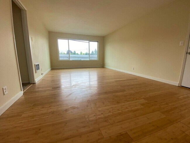 Building Photo - Spacious Top Floor One Bedroom with Great Natural Light in Mt Tabor/Montivilla!- PETS WELCOME! Of...