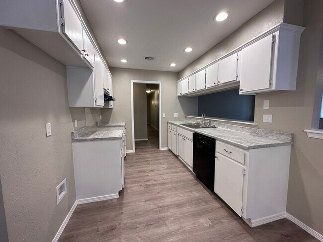 Building Photo - 939 Clear Creek