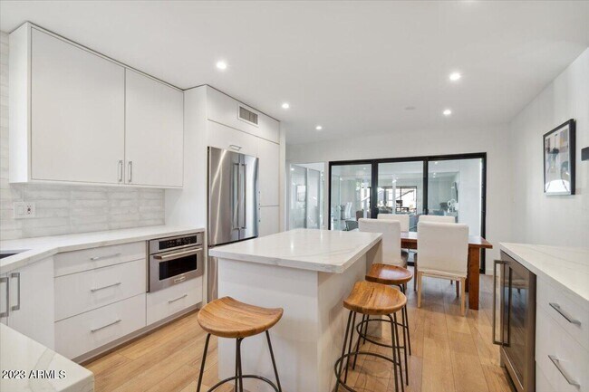 Foto del edificio - 6819 N 73rd St