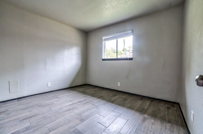 Building Photo - Stunning 2 Bed1 Bath duplex!