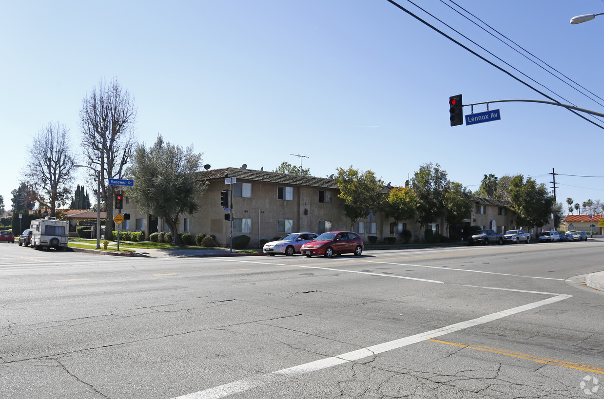 Vanowen Plaza Apartments Photo