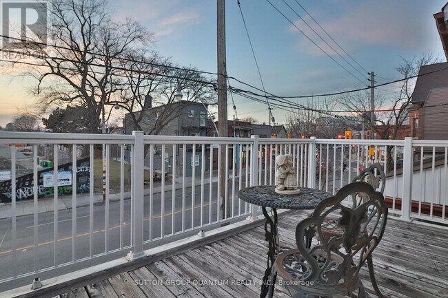 Photo du bâtiment - 803 Lansdowne Ave