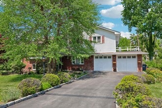 Building Photo - 181 Finmor Dr