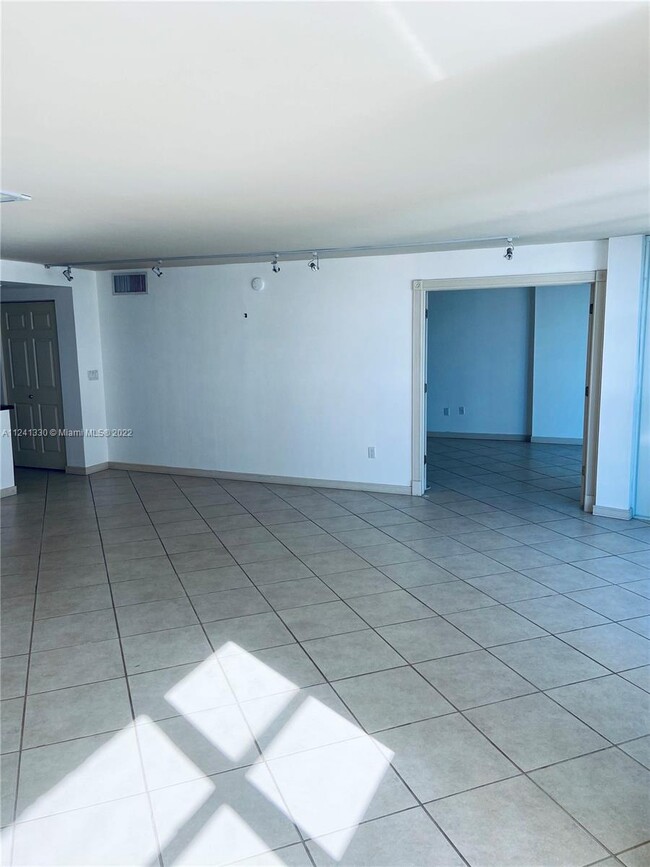Building Photo - 1228 West Ave