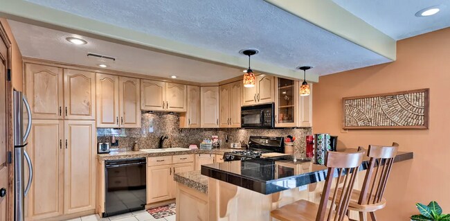 Kitchen - 662 E Old English Rd