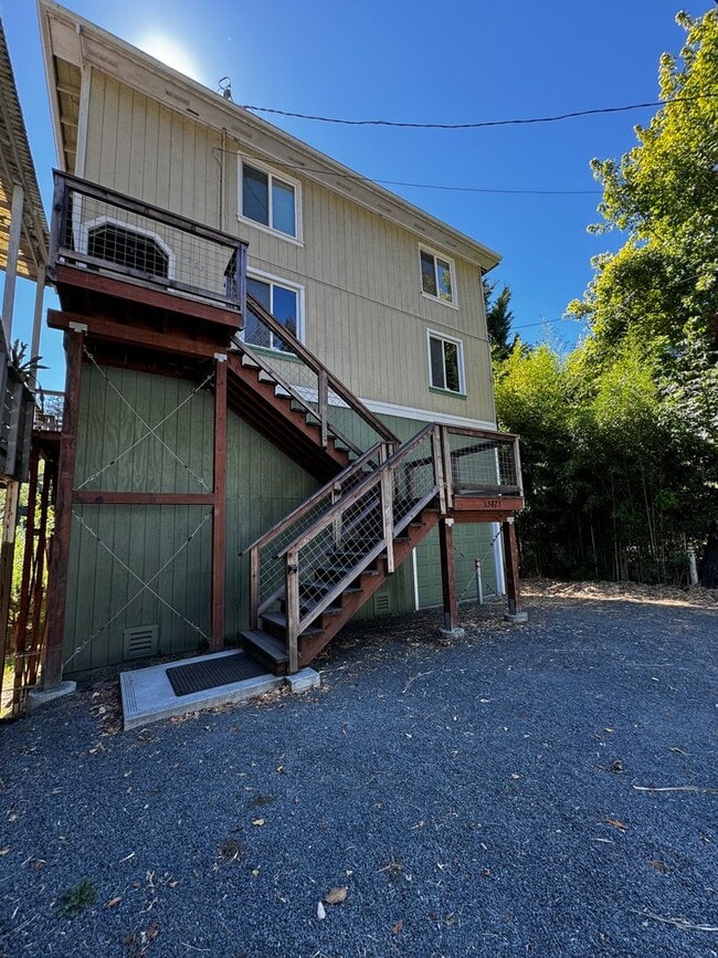 Foto del edificio - 1843 Square Foot River Front two level hom...