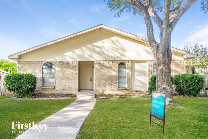 Foto principal - 1829 E Peters Colony Rd