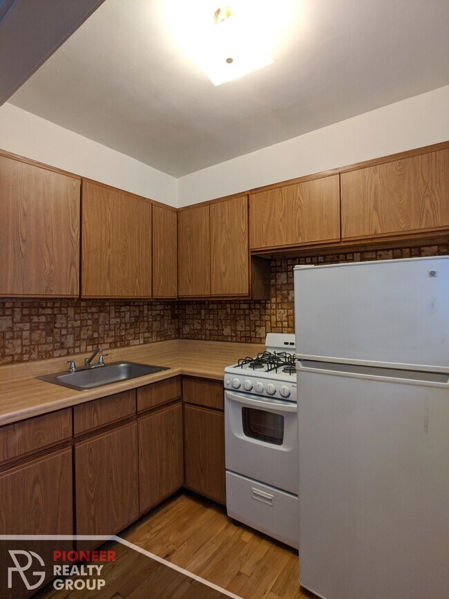 Foto del edificio - 737 W Belmont Ave