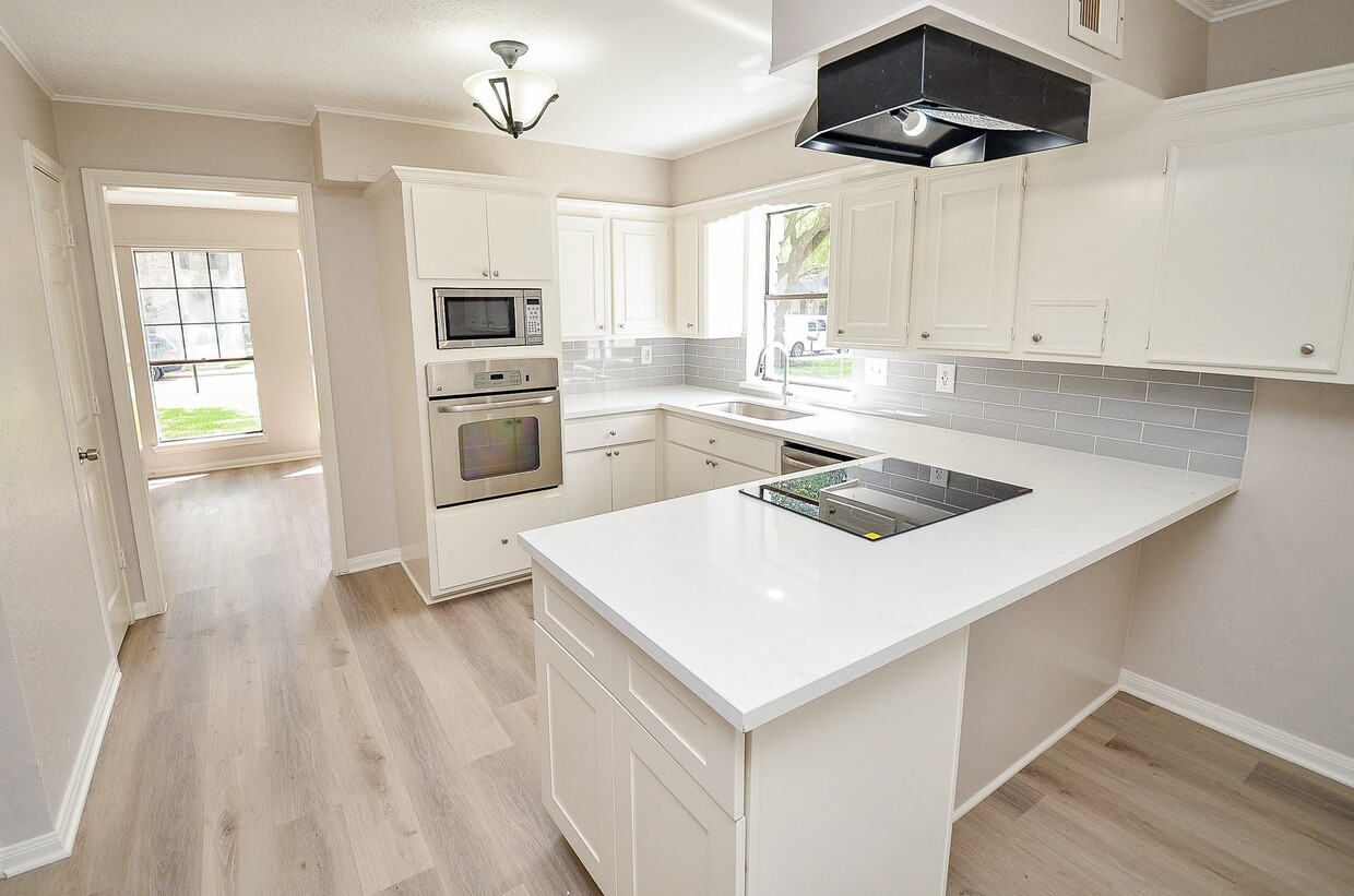 Primary Photo - 16015 Southampton Dr