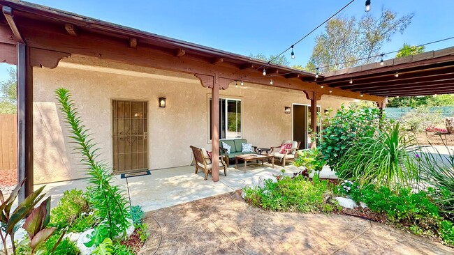 Foto del edificio - Stunning Fully Detached Casita on Private ...
