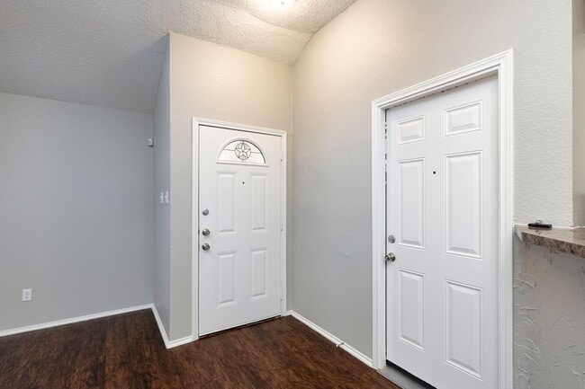 Building Photo - AVAILABLE NOW! NICE 3 BEDROOM HOME LOCATED IN ARLINGTON, TEXAS!