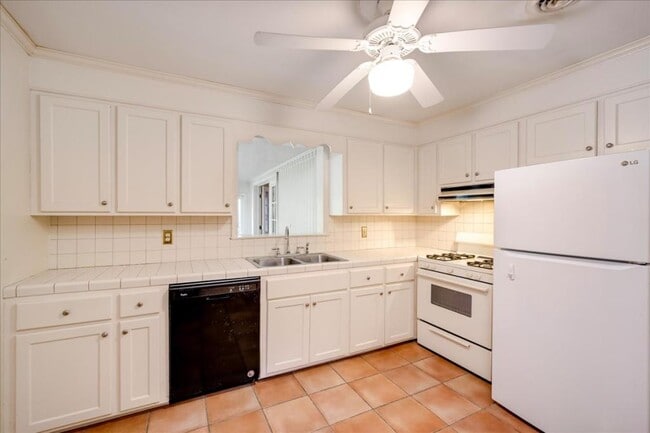 Building Photo - 552 Whitehead Dr