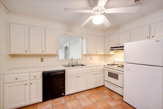 Foto del edificio - 552 Whitehead Dr