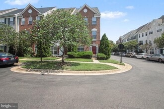Building Photo - 100 Meadows Ln