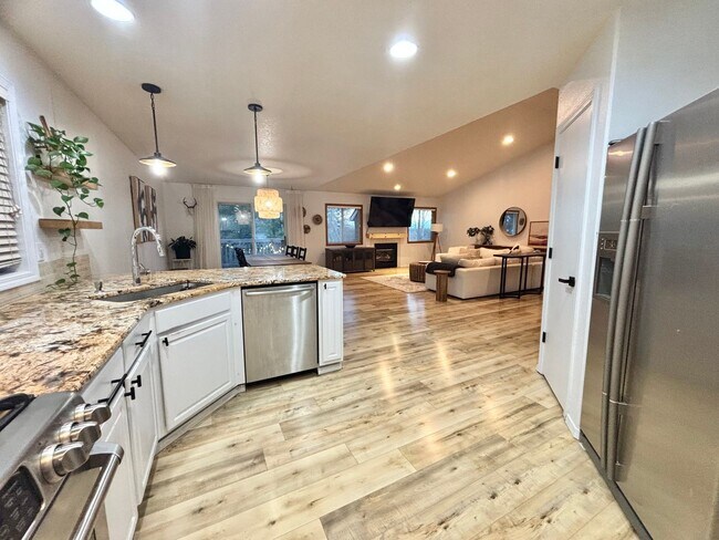 Building Photo - Beautifully Updated 3 bedroom Home with Op...