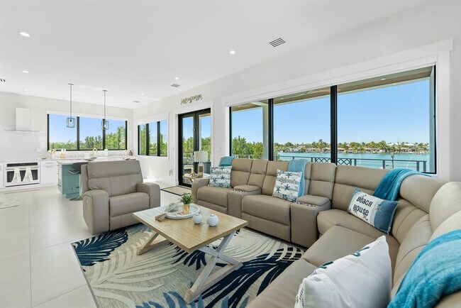 Building Photo - 247 Pescayo Ave