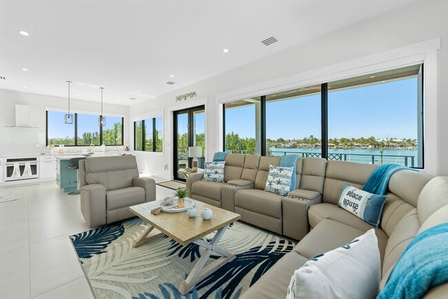 Building Photo - 247 Pescayo Ave