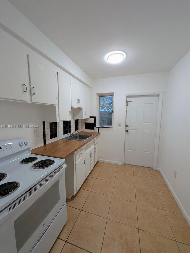 Foto del edificio - 431 NE 64th St