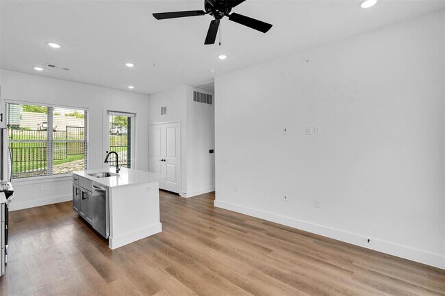Foto del edificio - 1492 Bernard St