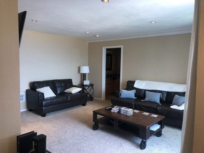 Building Photo - Ocean View 1 Bed/1 Bath in North Pacific Beach!